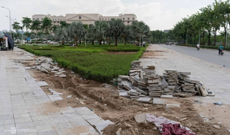 Đá vỉa hè hư hỏng, nhiều tuyến đường ở Hà Nội lại được thay mới