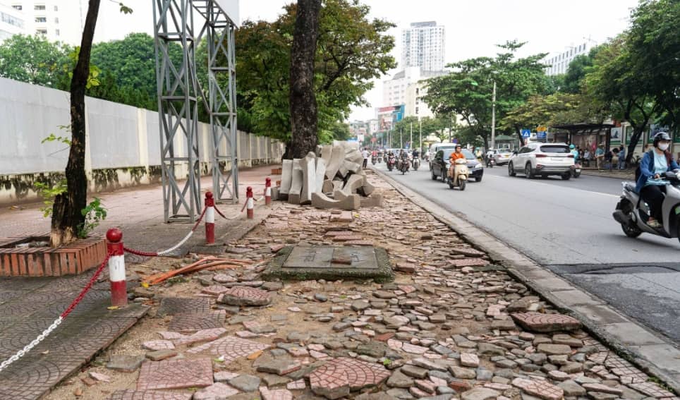 Đá vỉa hè hư hỏng, nhiều tuyến đường ở Hà Nội lại được thay mới