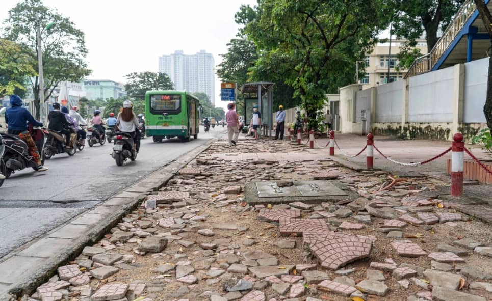 Đá vỉa hè hư hỏng, nhiều tuyến đường ở Hà Nội lại được thay mới