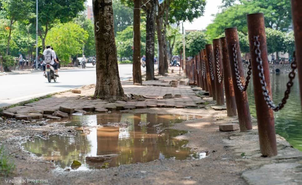 Đá vỉa hè hư hỏng, nhiều tuyến đường ở Hà Nội lại được thay mới