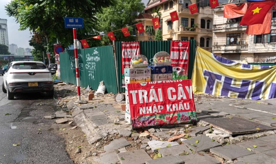 Đá vỉa hè hư hỏng, nhiều tuyến đường ở Hà Nội lại được thay mới