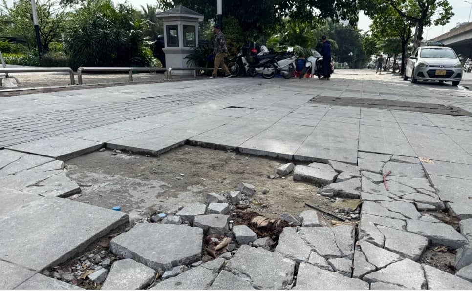 Đá vỉa hè hư hỏng, nhiều tuyến đường ở Hà Nội lại được thay mới