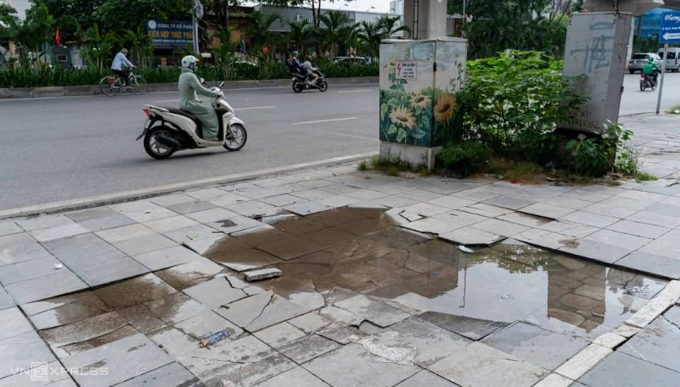 Đá vỉa hè hư hỏng, nhiều tuyến đường ở Hà Nội lại được thay mới