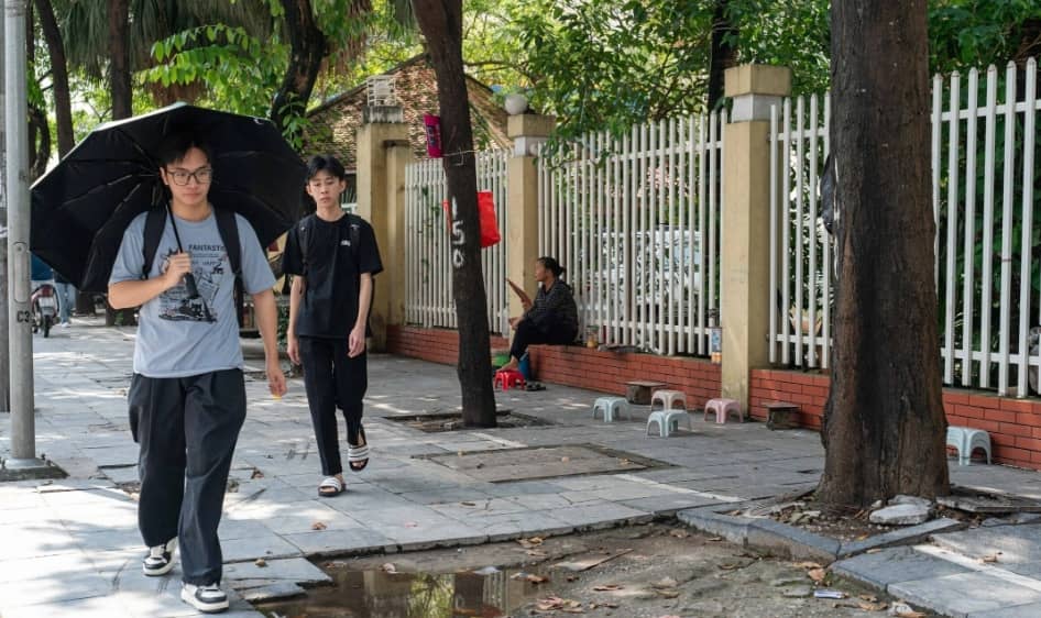 Đá vỉa hè hư hỏng, nhiều tuyến đường ở Hà Nội lại được thay mới