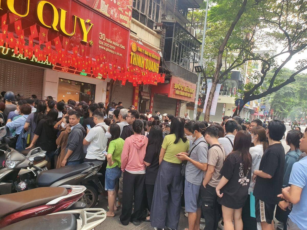 “Vàng cháy hàng”, nhiều người lấn sân mua hàng cân bạc lúc giá đỉnh, giờ đứng ngồi không yên