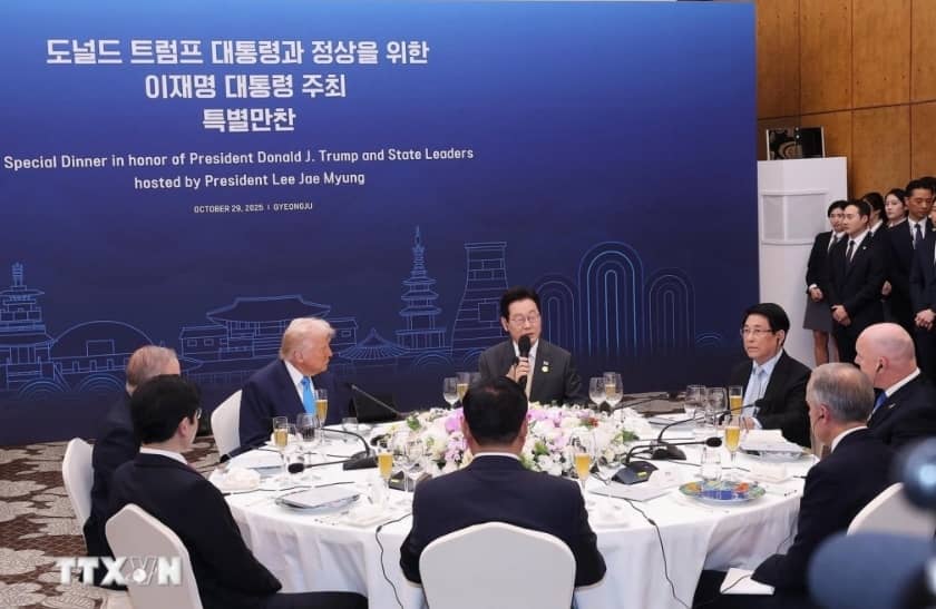 Chủ tịch nước gặp Tổng thống Trump, đề nghị sớm hoàn tất đàm phán thương mại