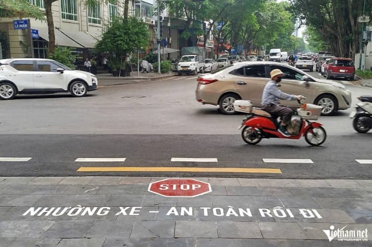 Cục CSGT thí điểm sơn chữ 'Dừng lại' trên đường để nhắc tài xế giảm tốc