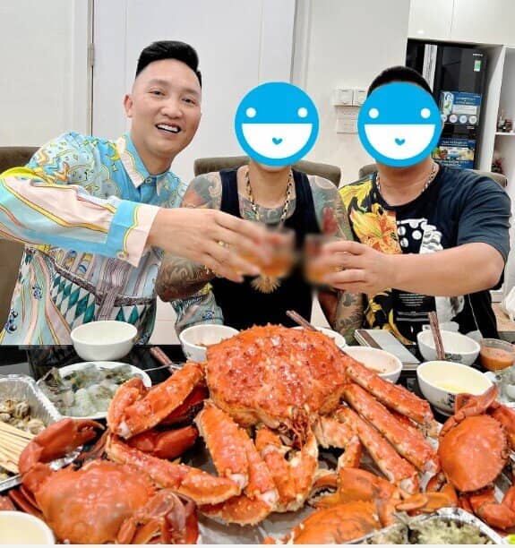 Huấn Hoa Hồng dùng mâm cua hoàng đế, tôm hùm làm “công thức câu view, bán hàng kiếm fame”