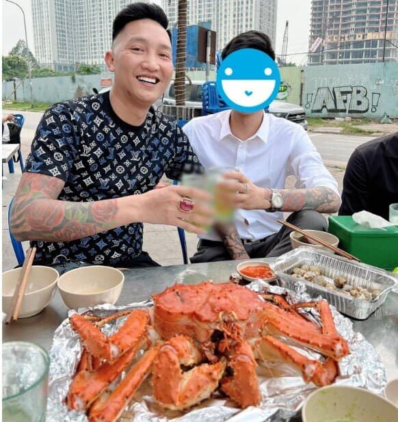 Huấn Hoa Hồng dùng mâm cua hoàng đế, tôm hùm làm “công thức câu view, bán hàng kiếm fame”