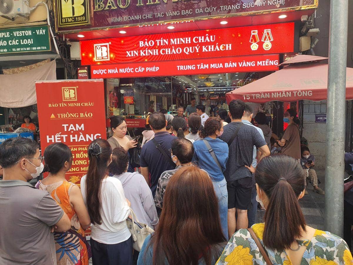 Giá vàng liên tục giảm sâu, người mua bỏ cọc hàng trăm triệu đồng, không thèm lấy hàng vì thua lỗ