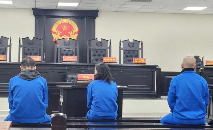 Nhận 2 thùng tiền của nữ doanh nhân, cựu cán bộ TAND Tối cao hầu toà