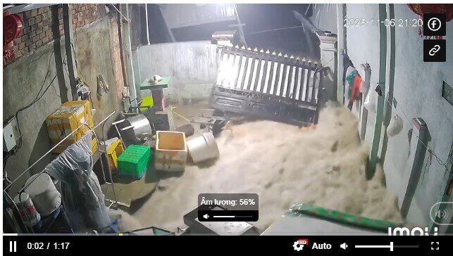 Sóng biển tràn vào nhà dân do ảnh hưởng của bão số 13: Khoảnh khắc khiến tất cả kinh sợ
