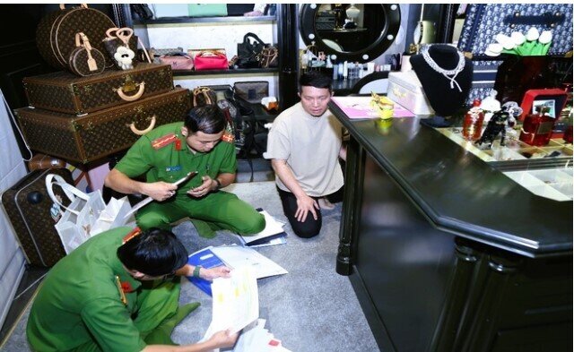 Lộ bên trong phòng két sắt vợ chồng Đoàn Di Băng: Xa hoa không kém showroom hàng hiệu