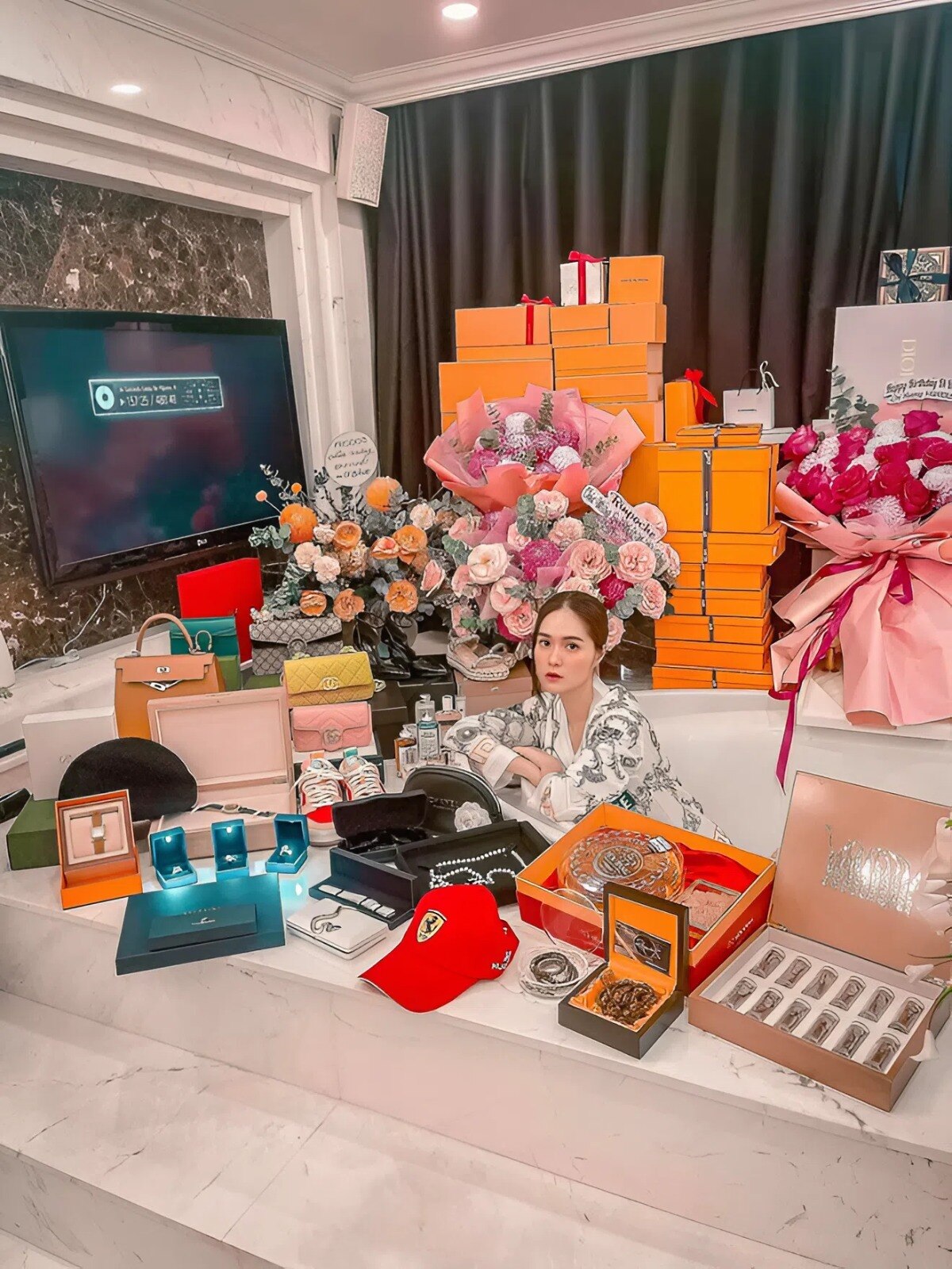 Lộ bên trong phòng két sắt vợ chồng Đoàn Di Băng: Xa hoa không kém showroom hàng hiệu