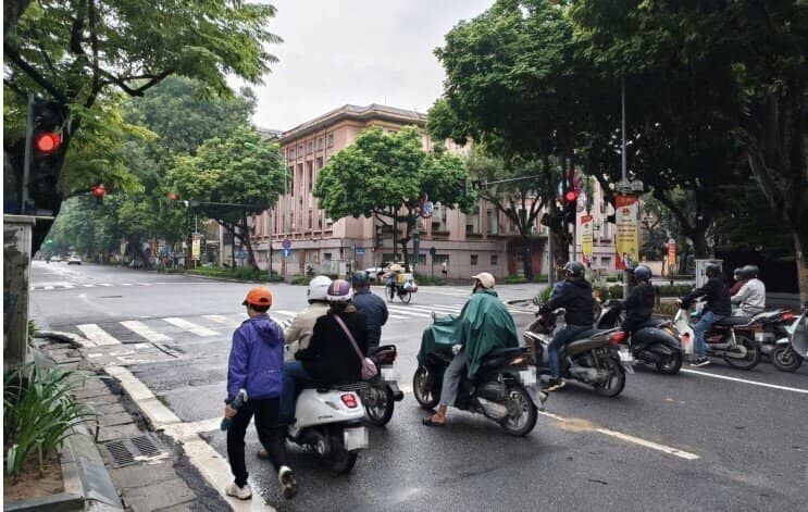 Tài xế dừng đèn đỏ, tay sử dụng điện thoại di động có bị xử phạt?