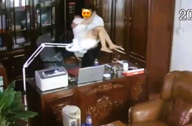 Vụ lộ clip lãnh đạo trường "thân mật" với nhiều phụ nữ trong phòng làm việc: ai là người tung hình ảnh lên mạng?
