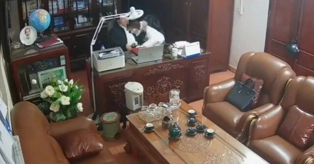 Vụ lộ clip lãnh đạo trường "thân mật" với nhiều phụ nữ trong phòng làm việc: ai là người tung hình ảnh lên mạng?