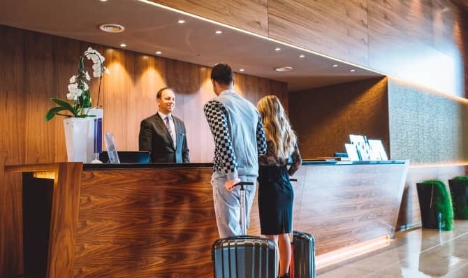 Đã trả hết tiền, có giữ được phòng khách sạn nếu đến muộn?