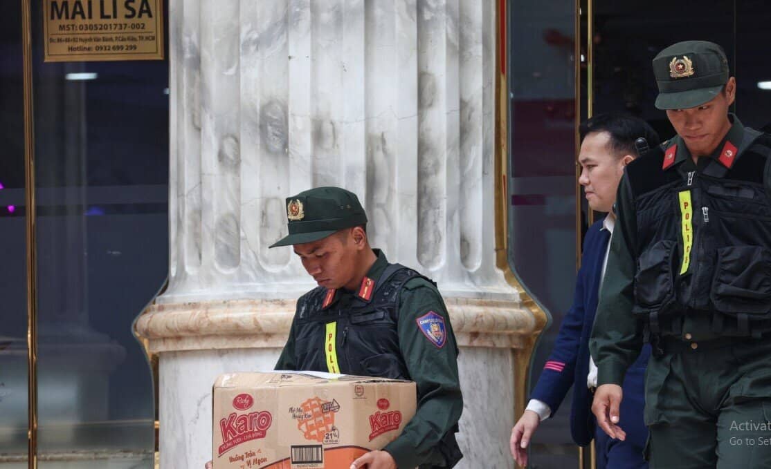 4 giờ đồng hồ tại Mailisa: Cảnh sát rời thẩm mỹ viện với thùng hồ sơ chất đầy