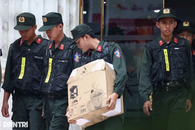 4 giờ đồng hồ tại Mailisa: Cảnh sát rời thẩm mỹ viện với thùng hồ sơ chất đầy