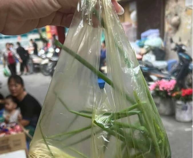 Người dân chóng mặt vì giá rau xanh "nhảy múa"