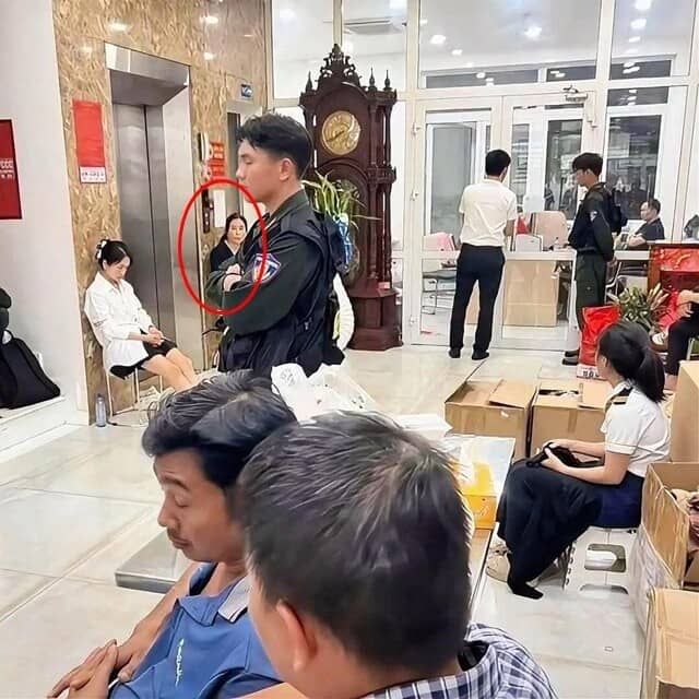 Xôn xao hình ảnh bà chủ Mailisa xuất hiện thất thần, bị lực lượng chức năng ‘kèm chặt