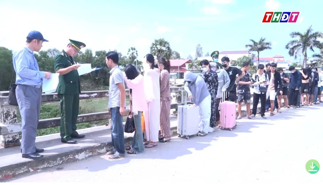 Tiếp nhận 57 'nhân viên chứng khoán', tiếp viên karaoke do Campuchia trao trả