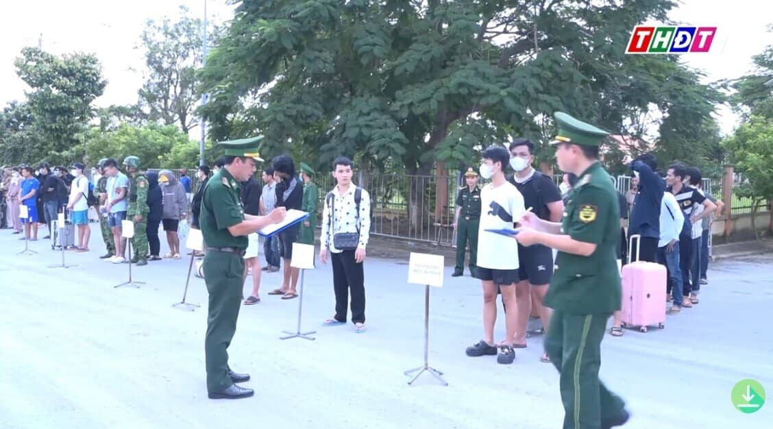 Tiếp nhận 57 'nhân viên chứng khoán', tiếp viên karaoke do Campuchia trao trả