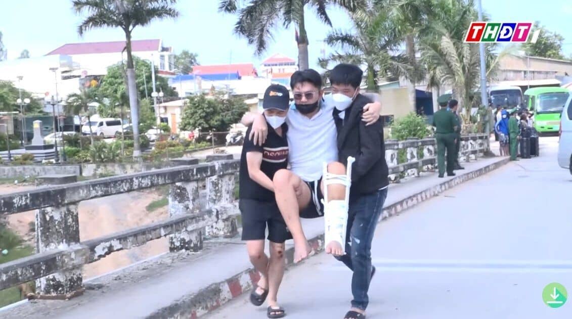 Tiếp nhận 57 'nhân viên chứng khoán', tiếp viên karaoke do Campuchia trao trả