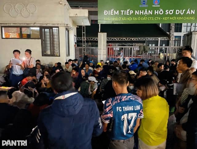 Cảnh tượng tranh chấp, cãi vã, chen lấn mua nhà ở xã hội tại Hà Nội: Có người ngất xỉu tại chỗ