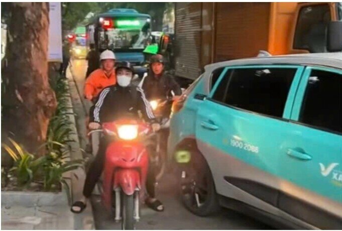 Đèn giao thông lỗi, người dân ùn ùn đứng chờ, lo phạt nguội