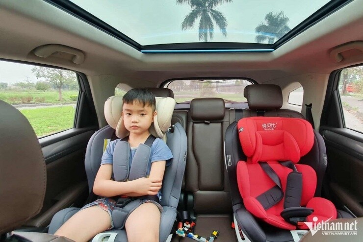 Ôm con trên ô tô sẽ bị cấm: Luật mới khiến cha mẹ ‘đứng hình’, CSGT nói lý do rùng mình