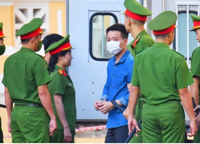 Hoa hậu Thùy Tiên, Hằng Du Mục ra tòa