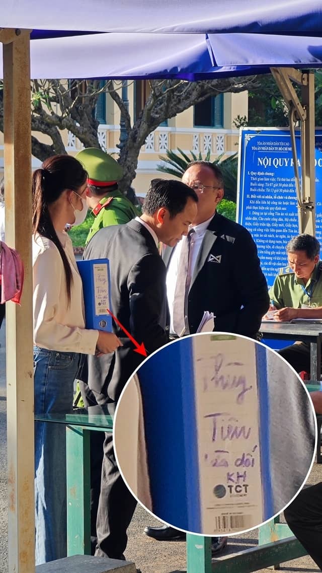 Chiếc hộp bí ẩn bạn thân Thùy Tiên mang đến phiên tòa, bên trên ghi 5 chữ đầy cay đắng