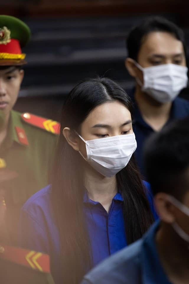 Chiếc hộp bí ẩn bạn thân Thùy Tiên mang đến phiên tòa, bên trên ghi 5 chữ đầy cay đắng