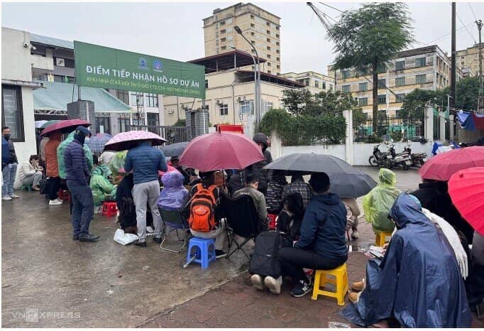 Vì sao hàng trăm người đội mưa rét, chen nhau suất mua nhà xã hội ở Hà Nội?