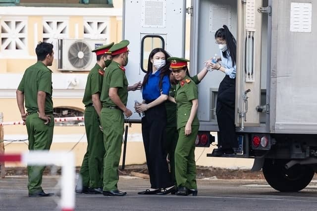 Xét xử vụ kẹo Kera: Thuỳ Tiên, Hằng Du Mục, Quang Linh Vlog có mặt từ sớm, xuất hiện thêm 1 nhân vật gây chú ý