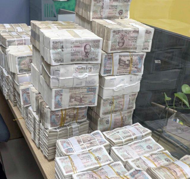 Người đàn ông mang thùng tiền hơn 10kg đi mua ô tô, nhân viên đếm mỏi tay suốt 3 giờ