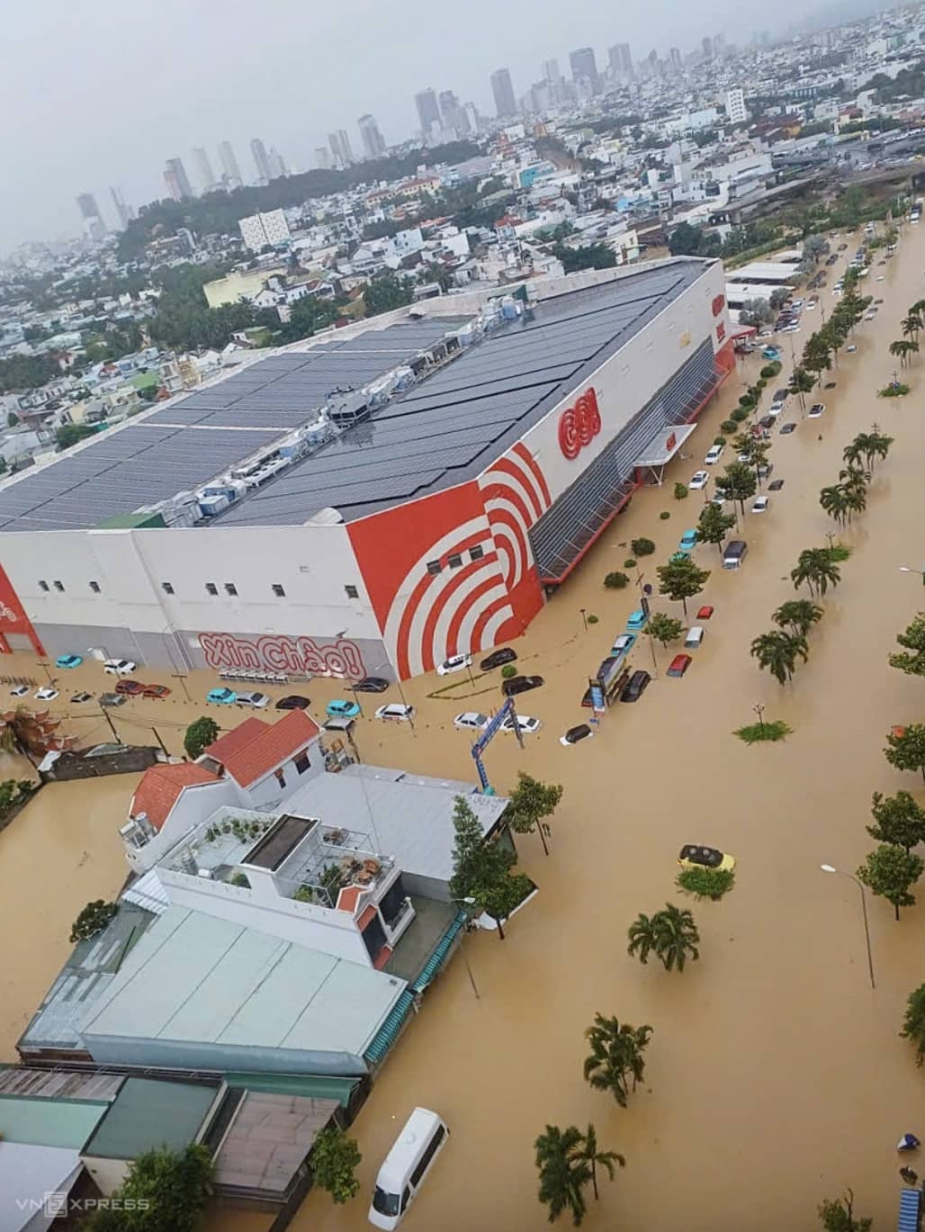 Hàng loạt ôtô bị lũ nhấn chìm ở Nha Trang