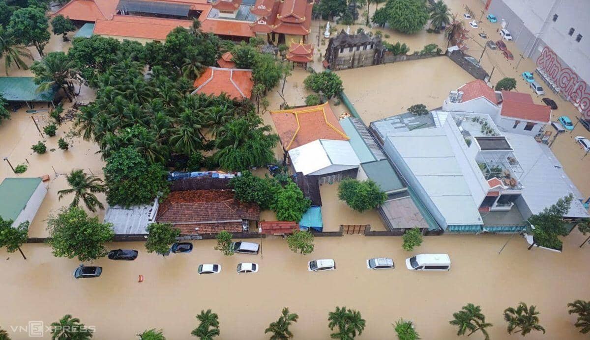 Hàng loạt ôtô bị lũ nhấn chìm ở Nha Trang