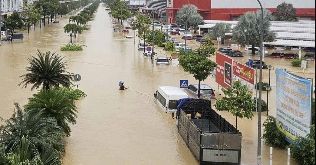 Hàng loạt ôtô bị lũ nhấn chìm ở Nha Trang