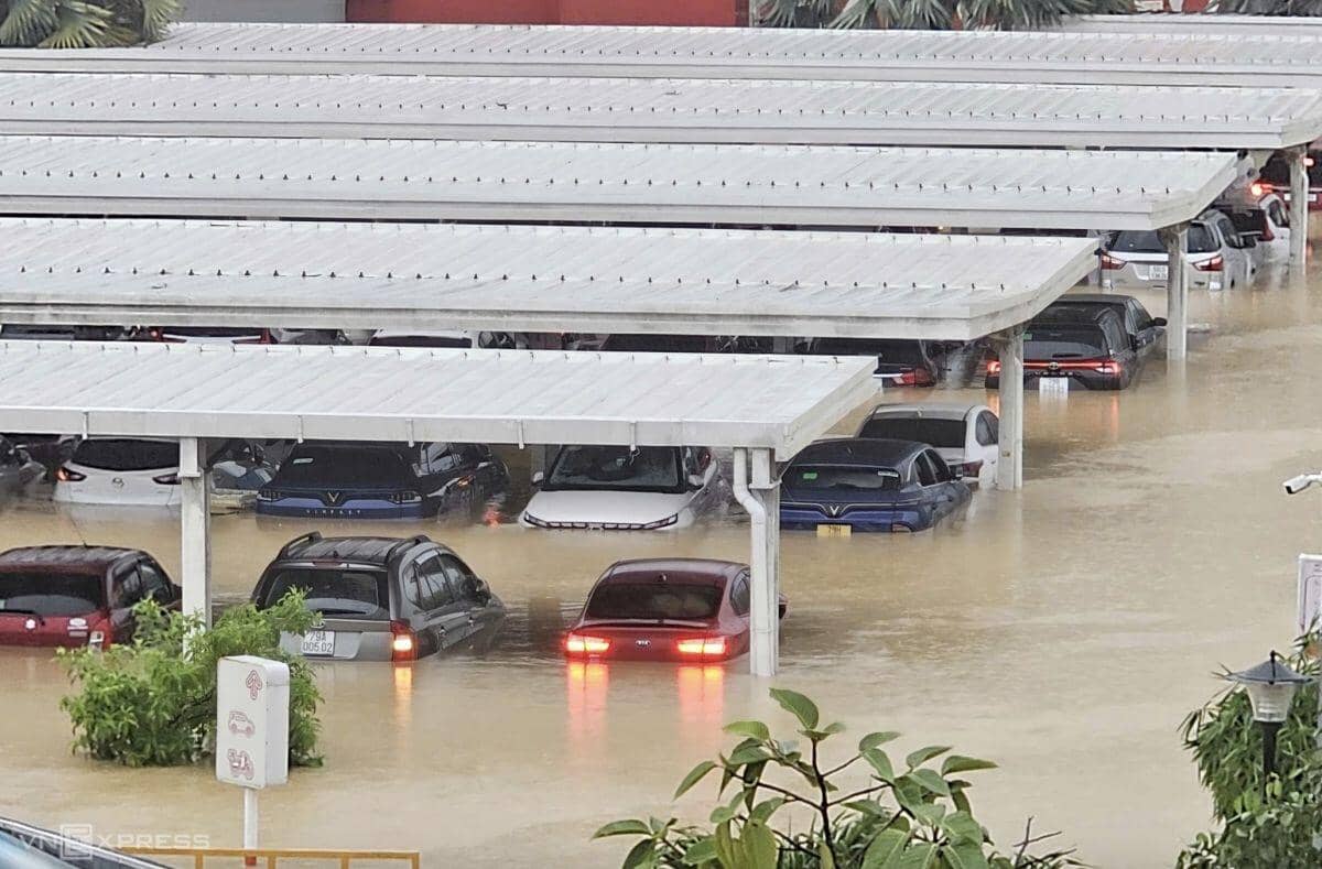 Hàng loạt ôtô bị lũ nhấn chìm ở Nha Trang