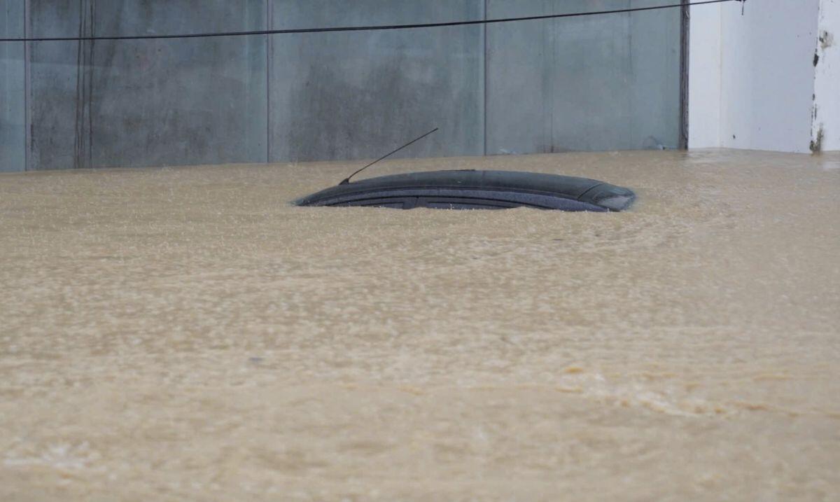 Hàng loạt ôtô bị lũ nhấn chìm ở Nha Trang