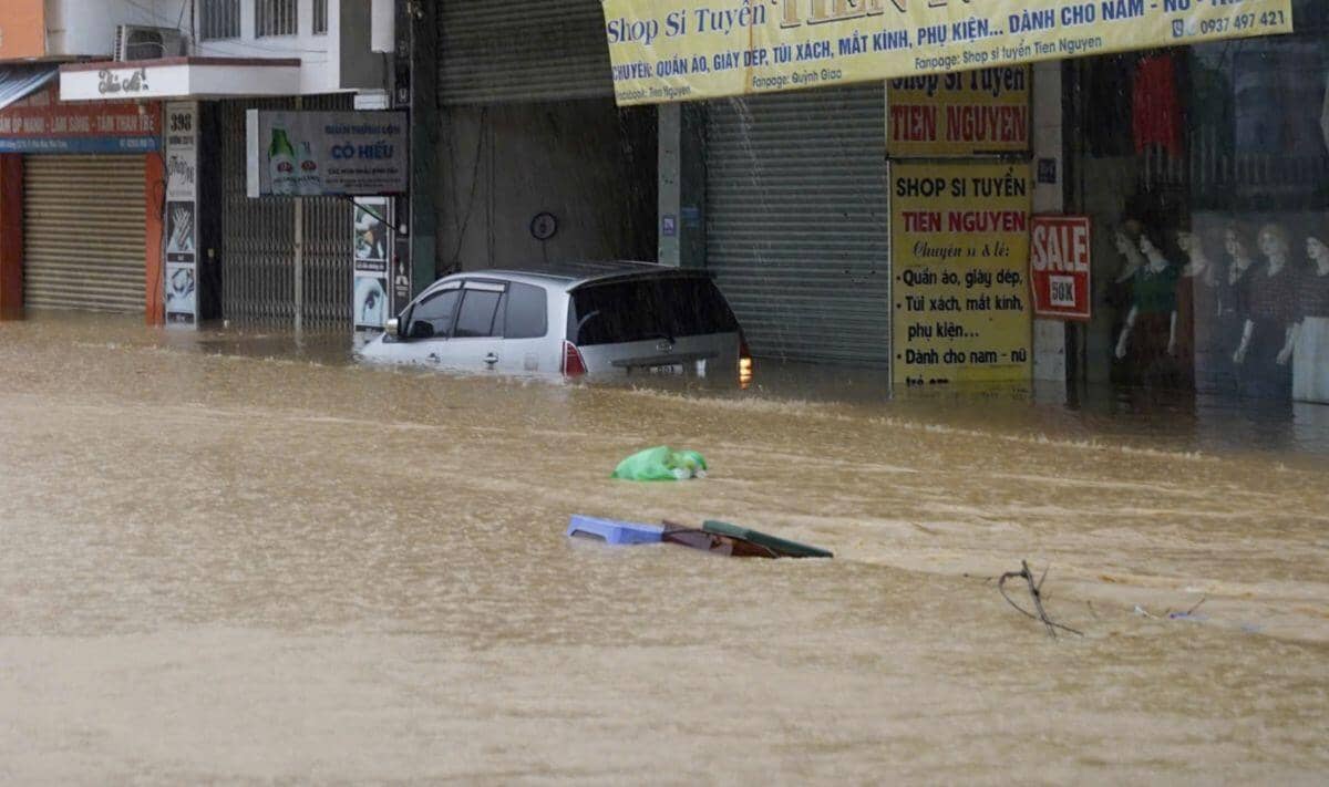 Hàng loạt ôtô bị lũ nhấn chìm ở Nha Trang