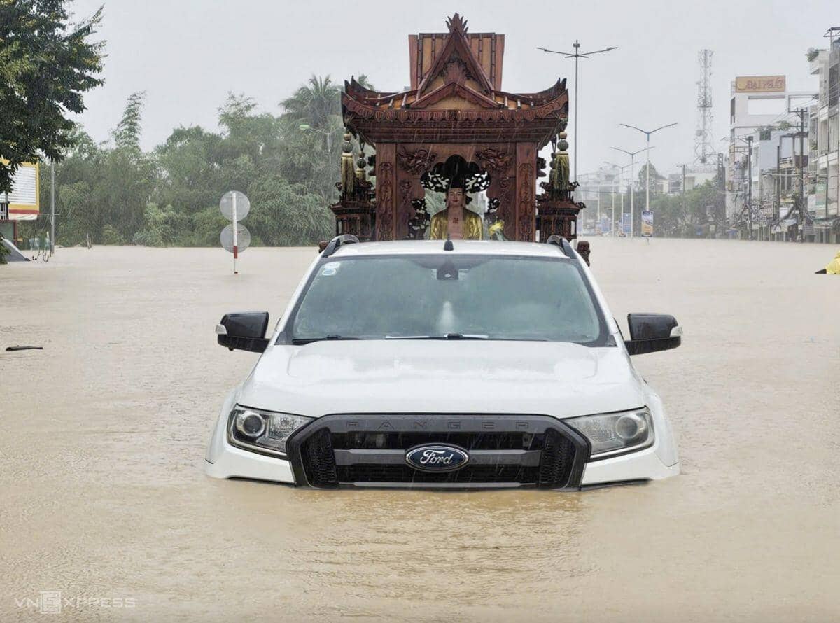 Hàng loạt ôtô bị lũ nhấn chìm ở Nha Trang