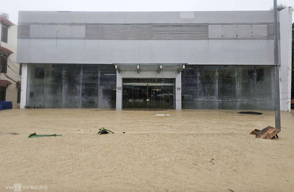 Hàng loạt ôtô bị lũ nhấn chìm ở Nha Trang