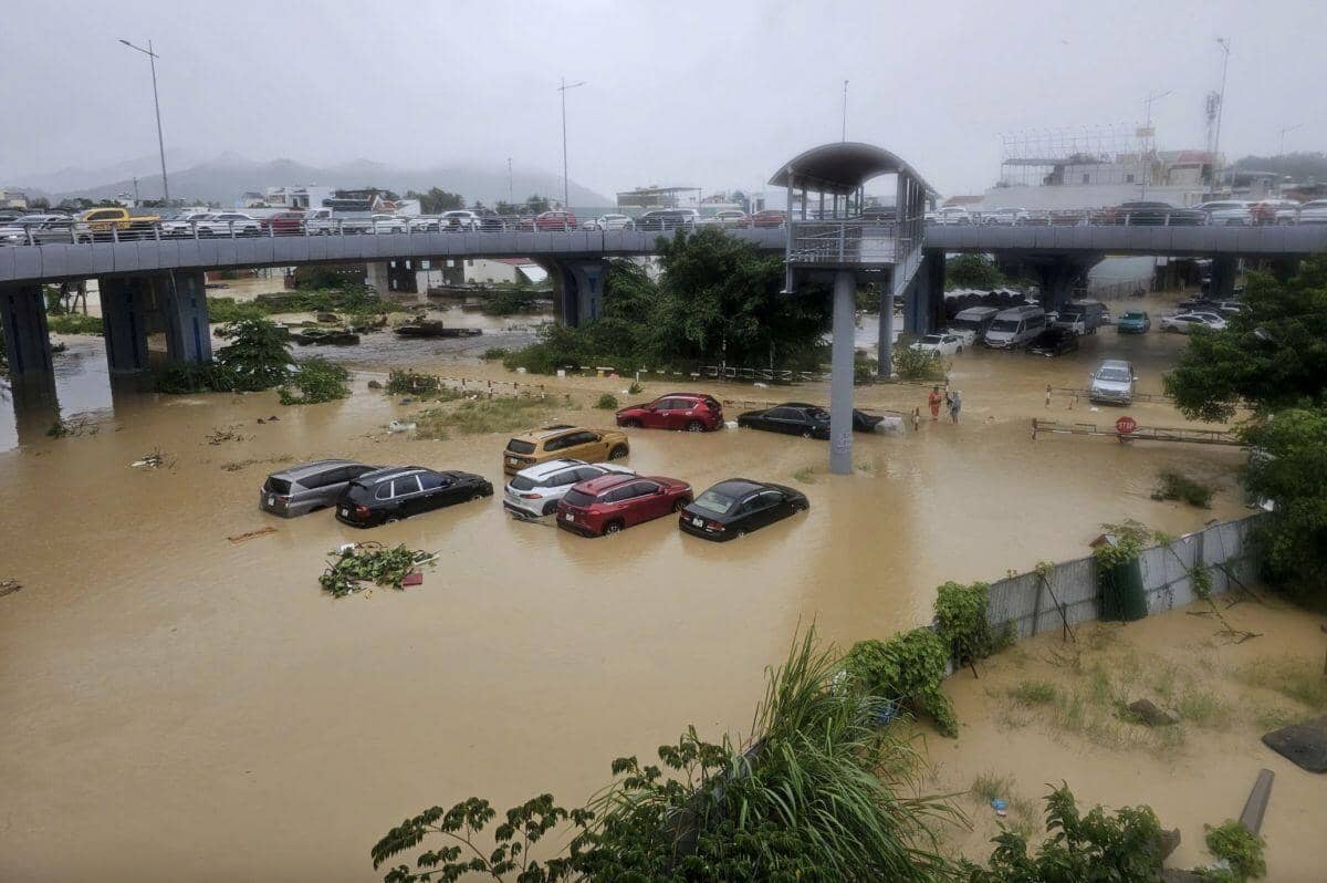 Hàng loạt ôtô bị lũ nhấn chìm ở Nha Trang