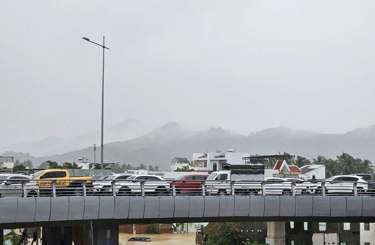 Hàng loạt ôtô bị lũ nhấn chìm ở Nha Trang