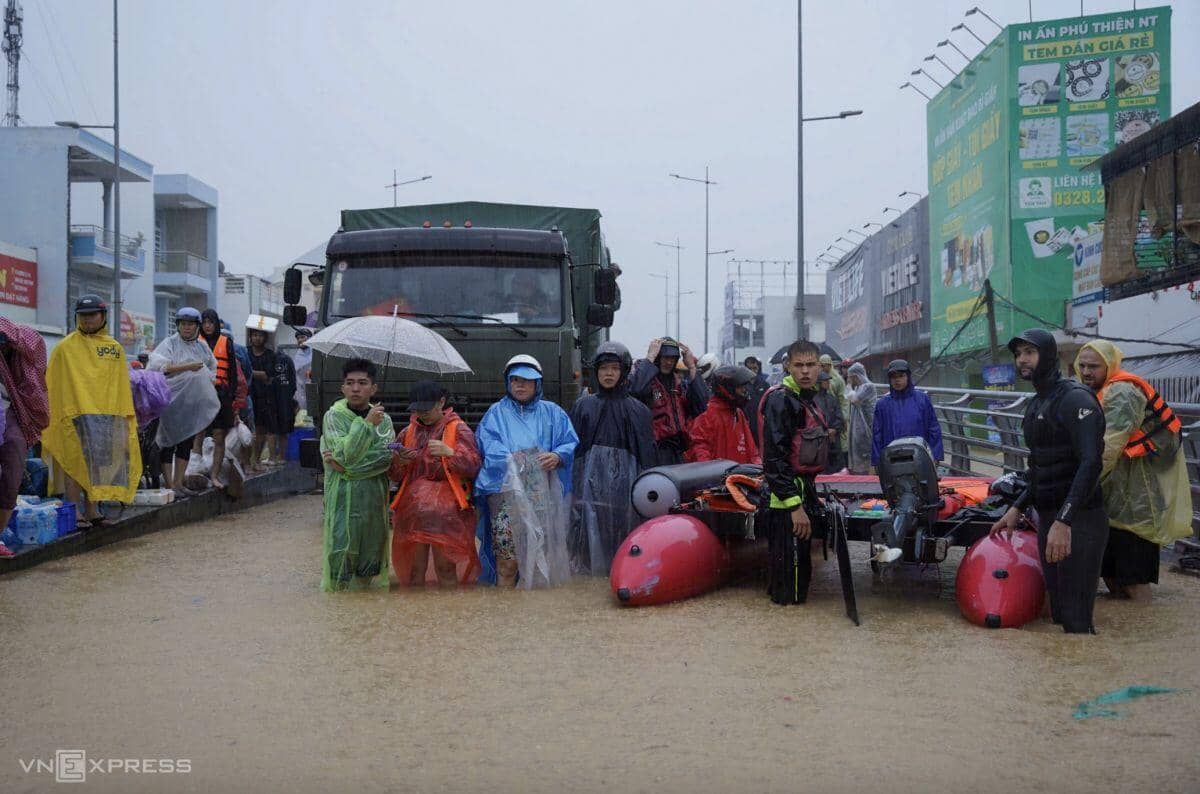 Hàng loạt ôtô bị lũ nhấn chìm ở Nha Trang