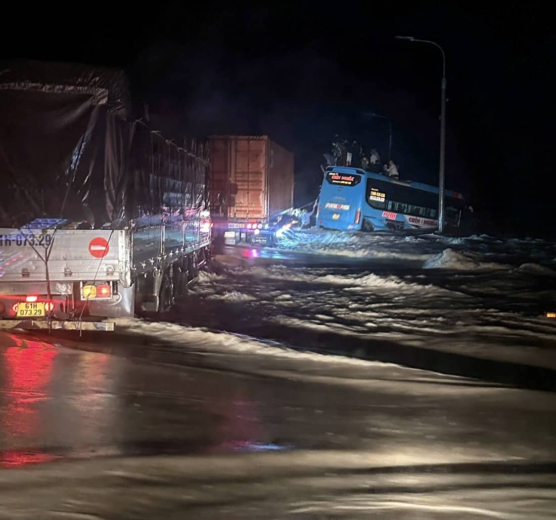 Giao thông nhiều nơi tê liệt do mưa lũ